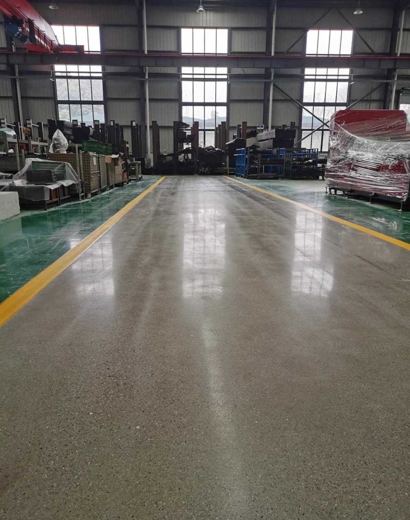 地坪施工是指在工厂、仓库、车库等地面上进行的一种专业工程，目的是为了提高地面的平整度、美观性和使用功能。